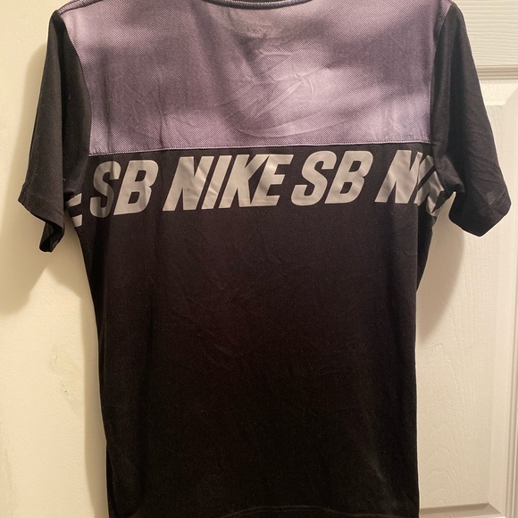 Nike SB Men's Nike Dri-fit Gray and Black Performance reflective T-shirt. - Picture 4 of 6